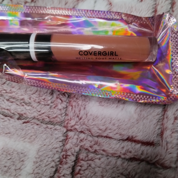 CoverGirl Melting Pout Matte Liquid Lipstick, 335 Champagne Showers, 0.11 oz - Picture 3 of 3